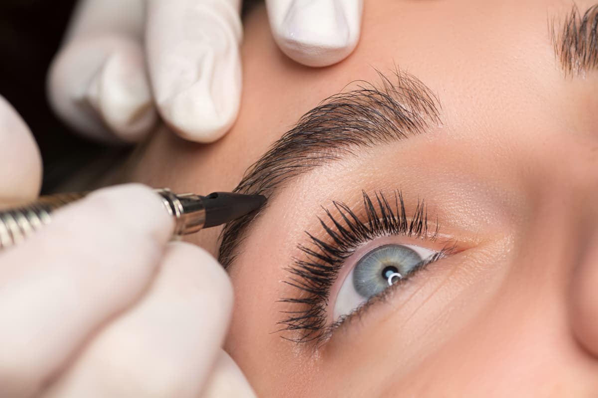 pigmentación de cejas en Narón